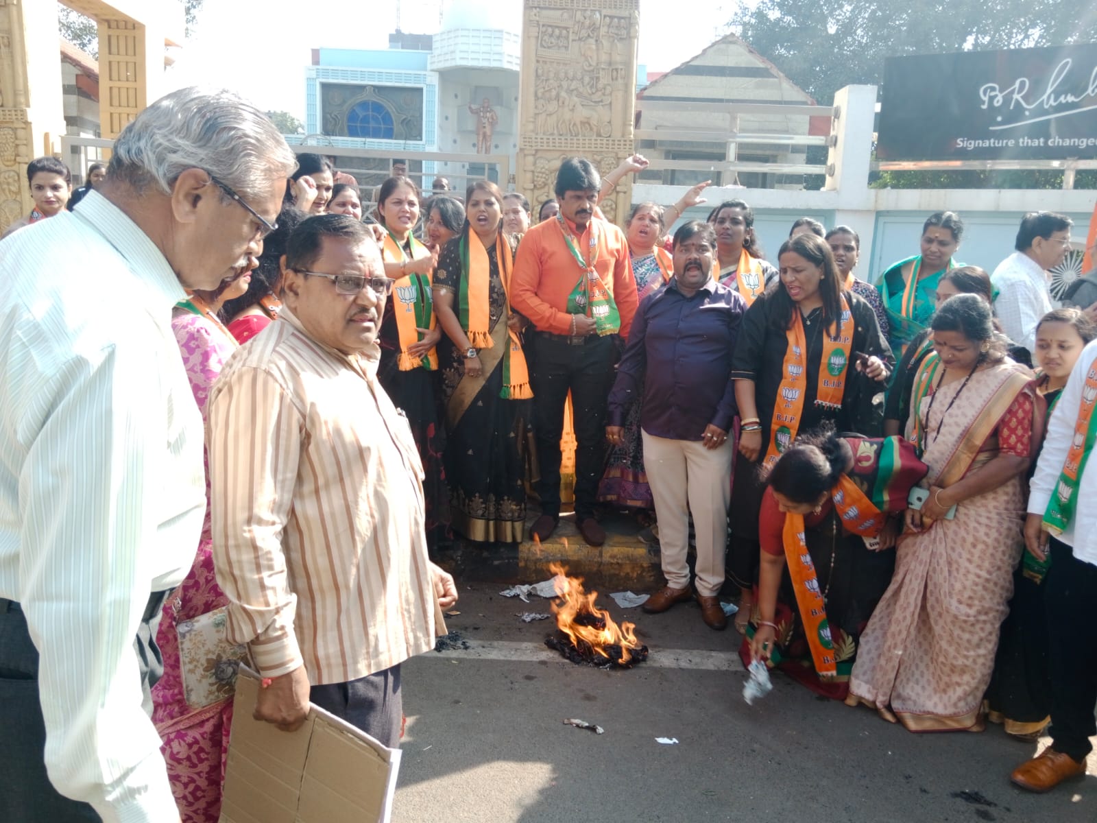 पिंपरीत काँग्रेसचे खासदार धीरज साहू यांच्या पुतळ्याचे दहन; भाजपाच्या वतीने निदर्शने