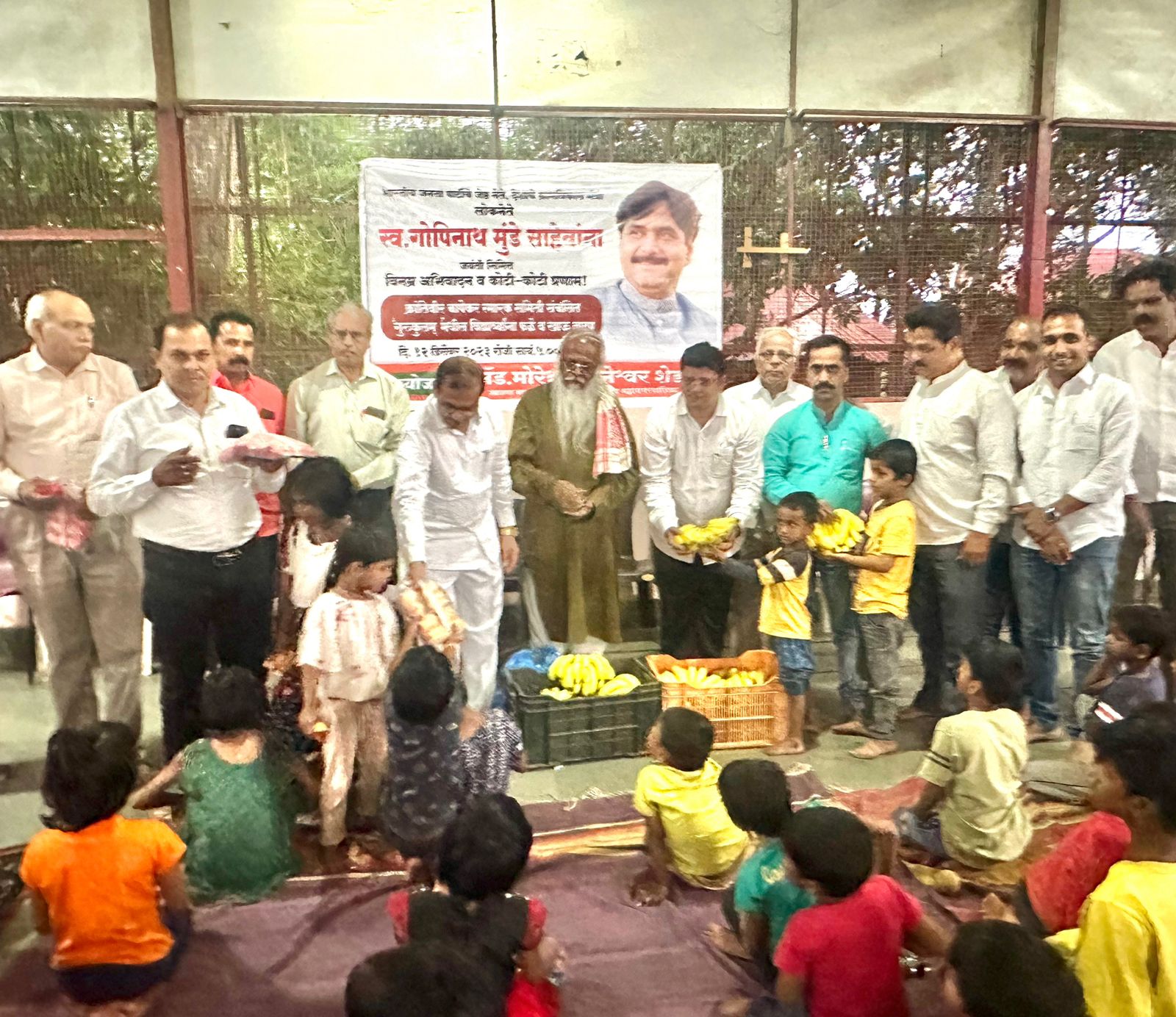 लोकनेते स्व.गोपीनाथ मुंडे यांच्या जयंतीनिमित्त मोरेश्वर शेडगे यांच्या वतीने गुरूकुलमच्या विद्यार्थ्यांना ‘फळे व खाऊ वाटप’