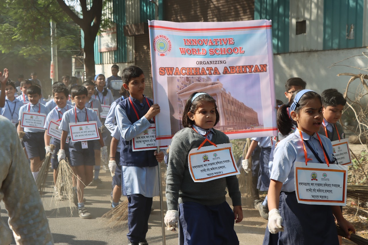 चिखली-मोशी येथील इनोव्हेटीव्ह वर्ल्ड स्कूलच्या विद्यार्थ्यांकडून स्वच्छता मोहीम