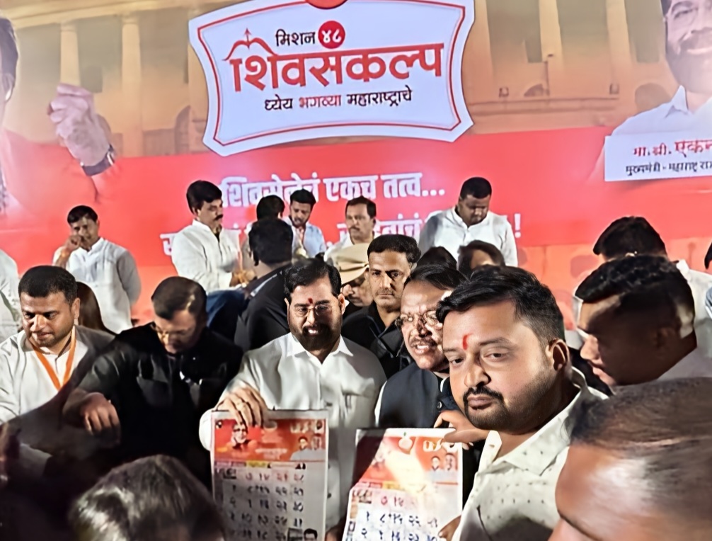 मुख्यमंत्र्यांच्या हस्ते युवासेना शहर संघटक निलेश हाके यांच्या दिनदर्शिकेचे प्रकाशन