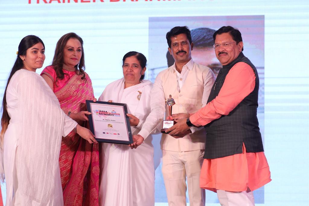 डॉ. दीपक हरके यांचा अभिनेत्री जयाप्रदा यांच्या हस्ते 'इंटरनॅशनल एक्सेलन्स अवॉर्ड' देऊन सन्मान