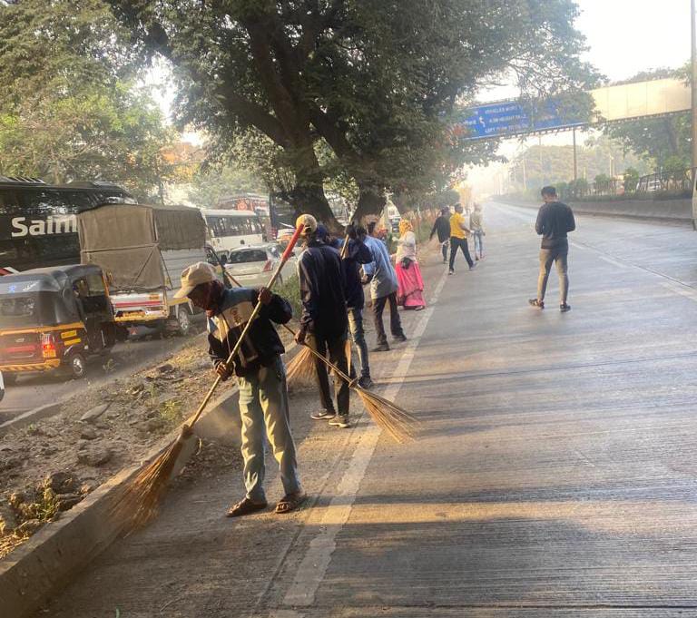 सखोल स्वच्छता अभियानातंर्गत निगडी ते दापोडी मार्गावरील ५० टन माती, कचरा गोळा
