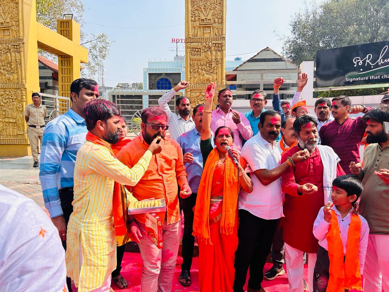 मराठा आरक्षण आंदोलनाला यश; पिंपरीत पेढे वाटून गुलाल उधळून आनंदोत्सव साजरा
