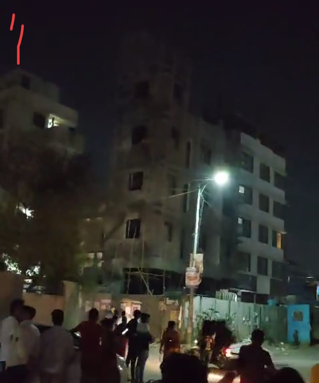 वाकडमध्ये बांधकाम सुरू असलेली इमारत झुकली
