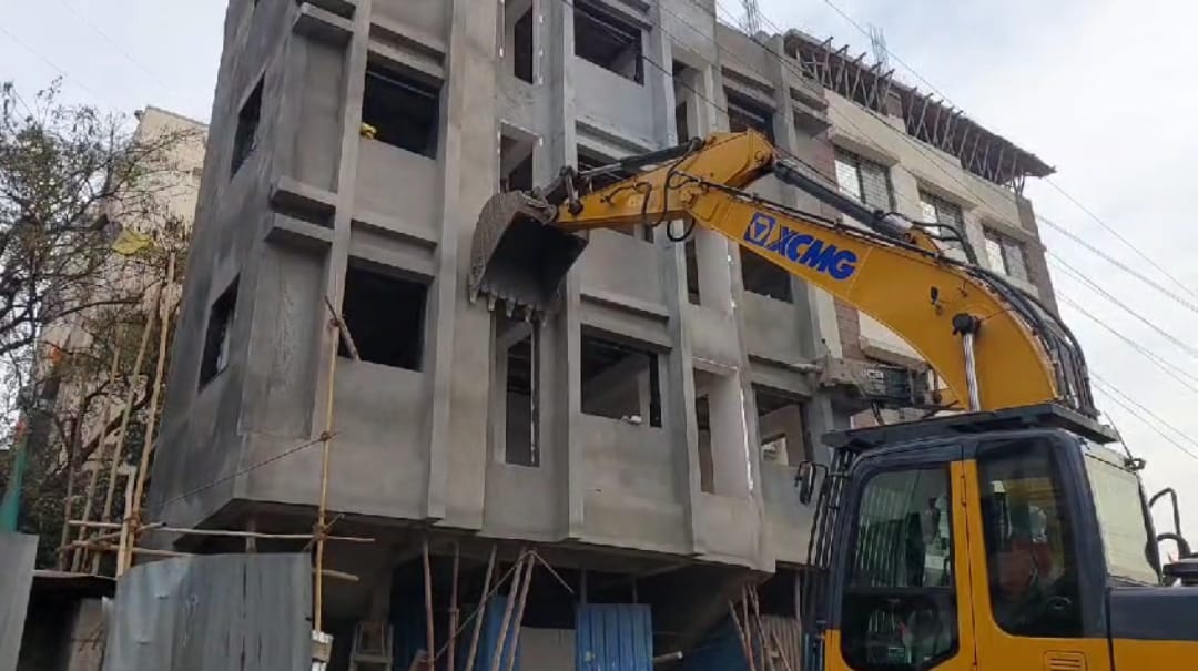 वाकड मधील झुकलेली 'ती' इमारत काही वेळातच पाडली जाणार
