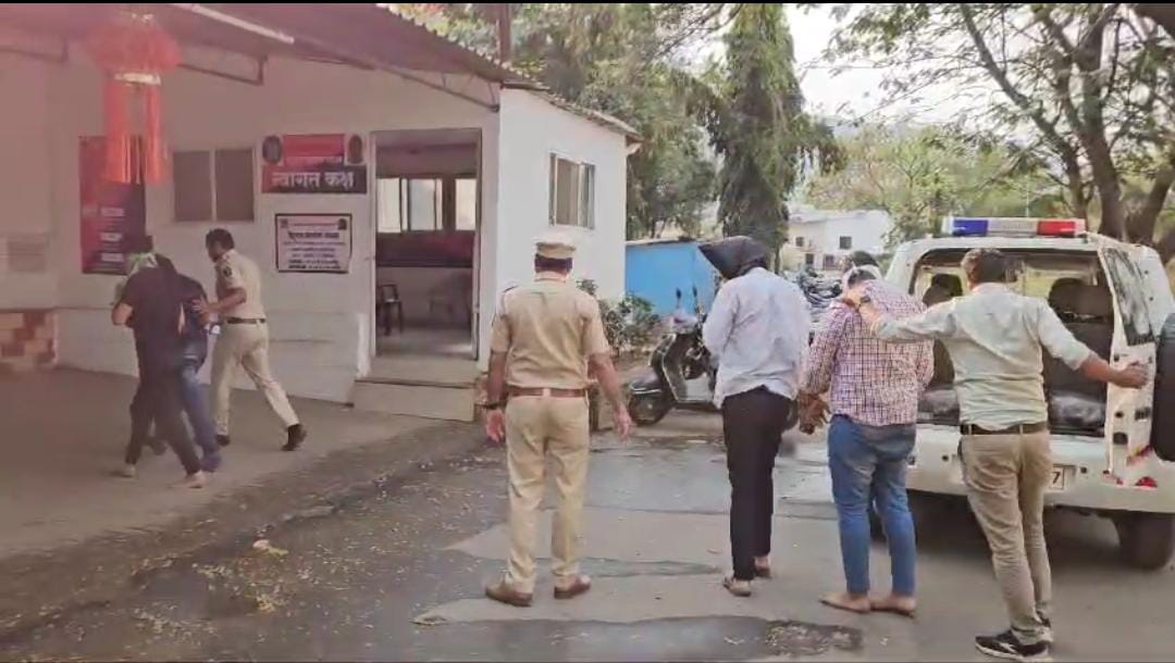 श्रीमंत मित्राला गांजाच्या केसमध्ये अडकवण्याची धमकी देत मागितली २० लाखांची खंडणी; दोन पोलीसांसह ८ जणांवर गुन्हा दाखल