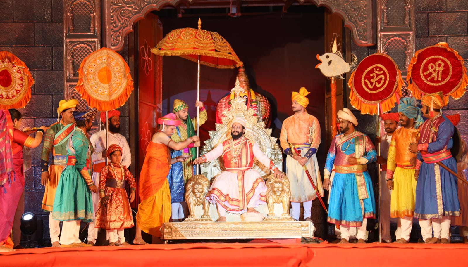 निगडी येथे ४०० कलाकार, घोडे, उंट यांचा समावेश असलेले ३ मजली सेटवरील ‘’शिवसह्याद्री’’ भव्य महानाट्य संपन्न