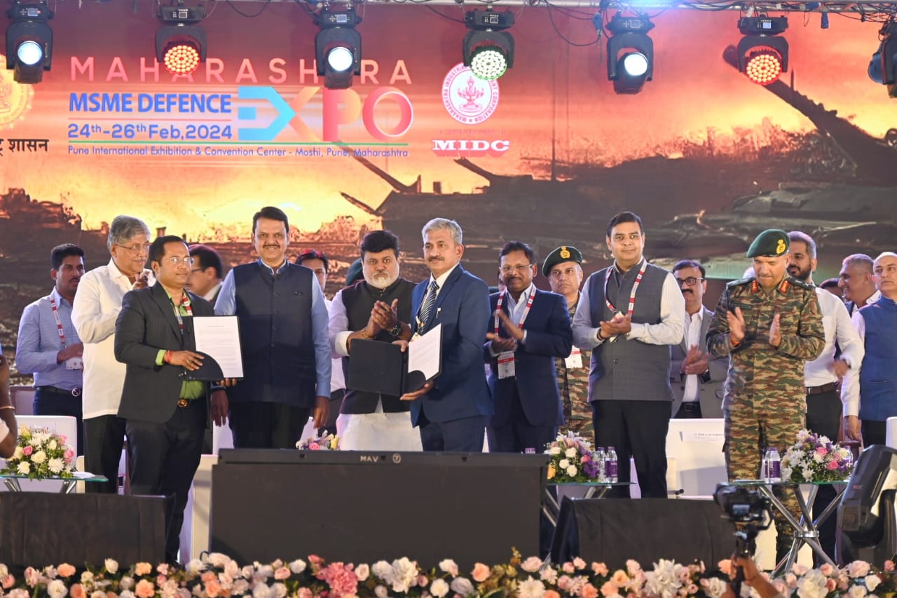 मोशी येथे महाराष्ट्र एमएसएमई डिफेन्स एक्स्पोचे उपमुख्यमंत्री देवेंद्र फडणवीस यांच्या हस्ते उद्घाटन