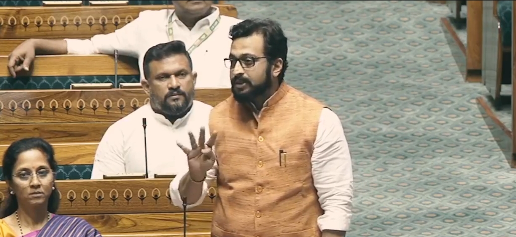 खासदार डॉ. अमोल कोल्हे यांनी संसदेत सरकारला धारेवर धरले; रेडझोन, शेतकऱ्यांचा आक्रोश, बिबट प्रजनन नियंत्रण आदी प्रश्नांकडे वेधले लक्ष