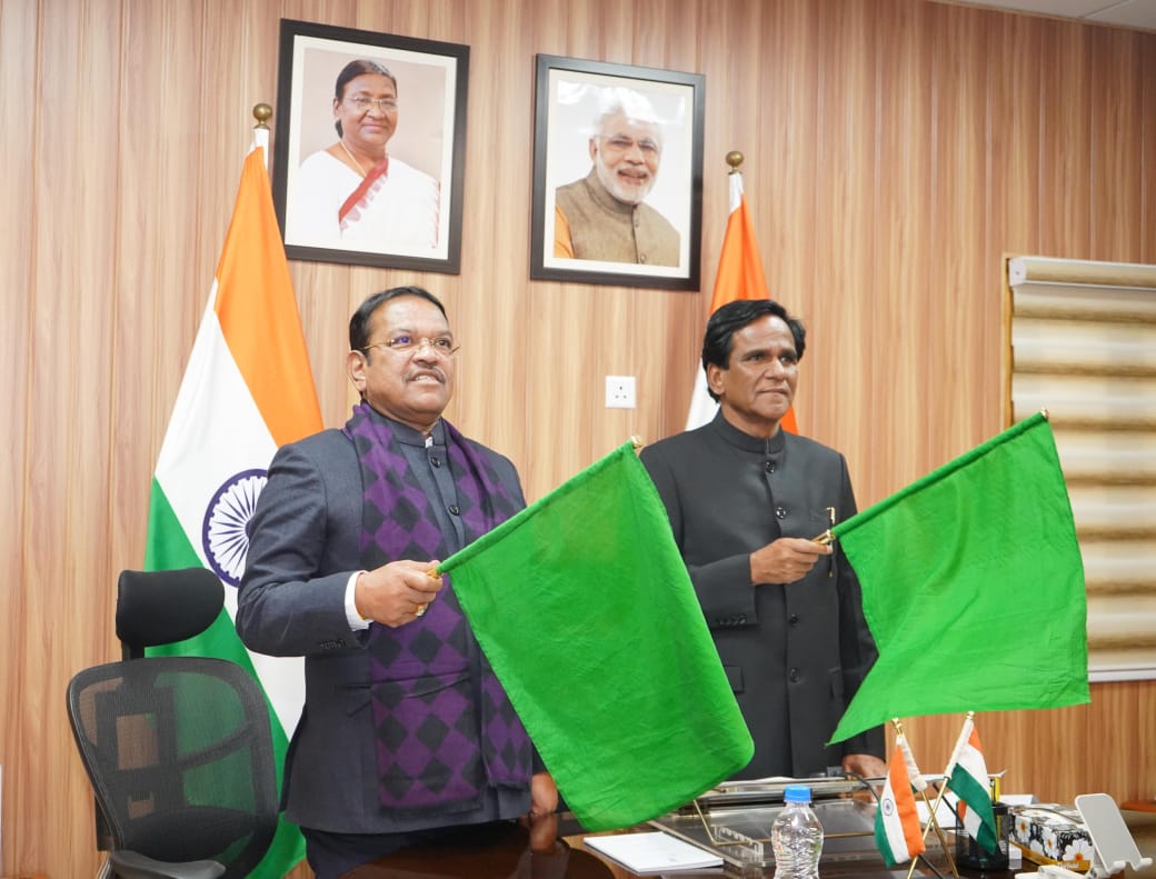 पुणे-लोणावळा लोकल धावली; रेल्वे राज्यमंत्री रावसाहेब दानवे, खासदार श्रीरंग बारणे यांनी दाखविला हिरवा झेंडा