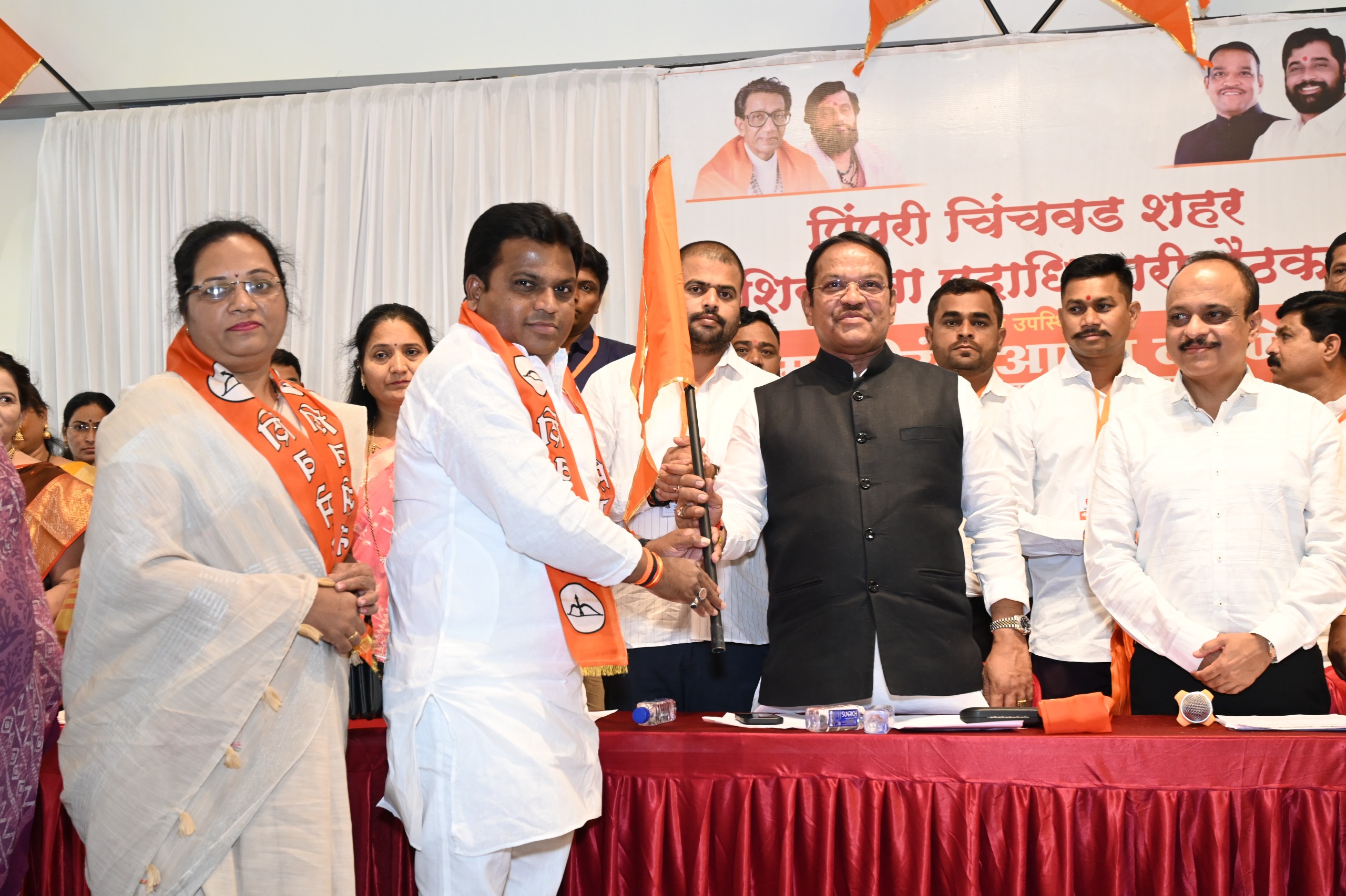 ठाकरे गटाला धक्का, उपशहरप्रमुखांसह कार्यकर्त्यांचा शिवसेनेत प्रवेश; खासदार श्रीरंग बारणे यांनी शिवबंधन बांधून केले स्वागत