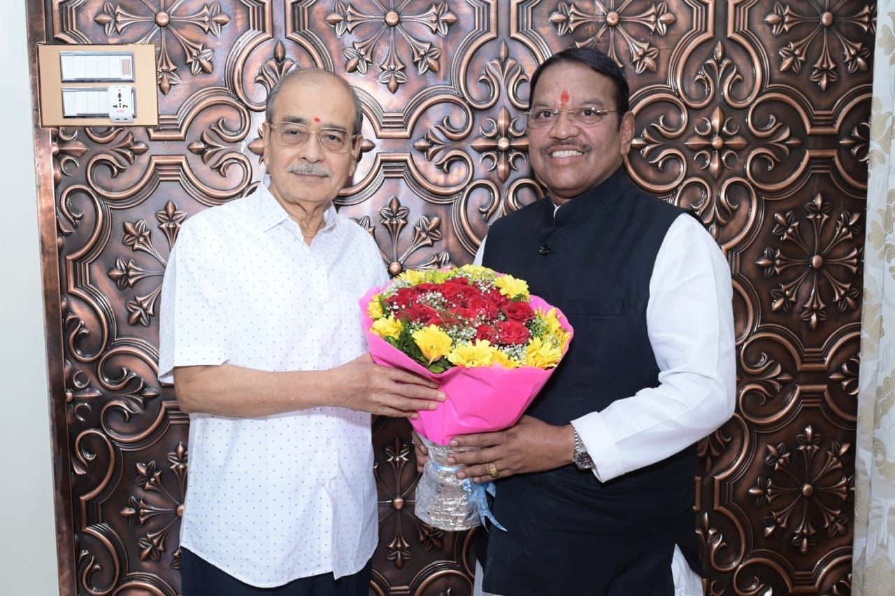 खासदार श्रीरंग बारणे यांनी घेतले डॉ. आप्पासाहेब धर्माधिकारी यांचे आशीर्वाद