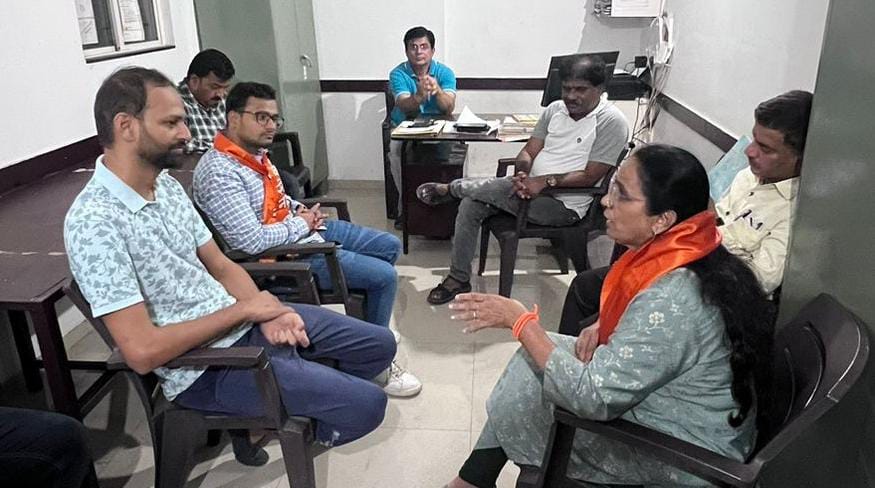 संजोग वाघेरेंचा पदाधिकारी, कार्यकर्त्यांकडून घरोघरी जोरदार प्रचार; पिंपरी व‌ चिंचवड विधानसभेत मतदारांपर्यंत पोहोचली 'मशाल'