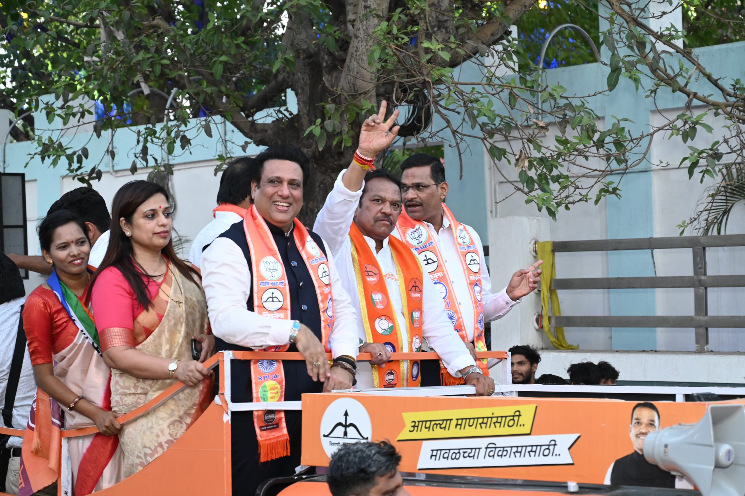गोविंदा यांच्या 'रोड शो'ला पिंपरीत उत्स्फूर्त प्रतिसाद; श्रीरंग बारणे यांच्या मध्यवर्ती प्रचार कचेरीचे गोविंदा यांच्या हस्ते उद्घाटन