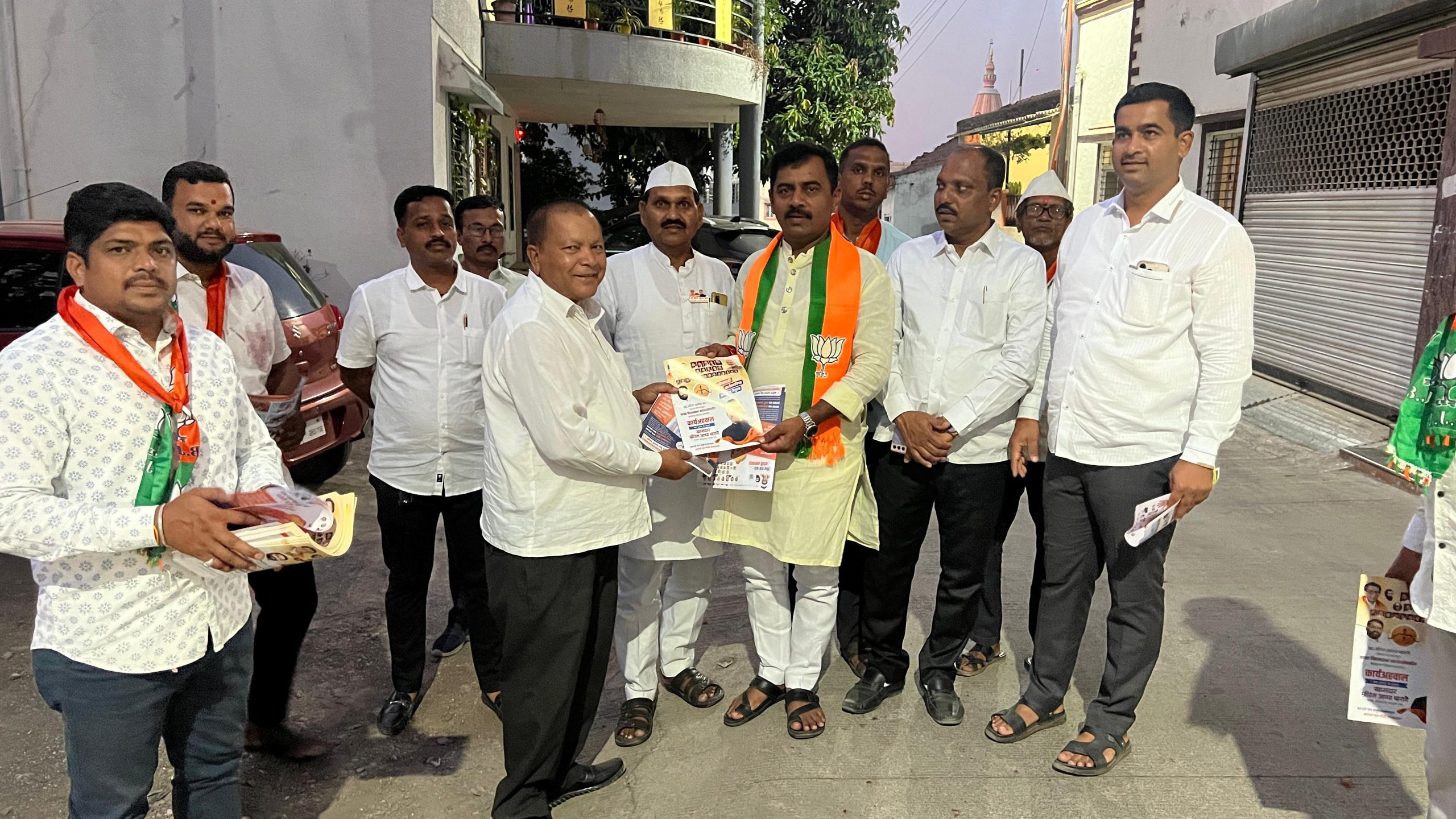 श्रीरंग बारणे यांच्या प्रचारासाठी मावळमध्ये भाजपचा 'डोअर टू डोअर' प्रचार