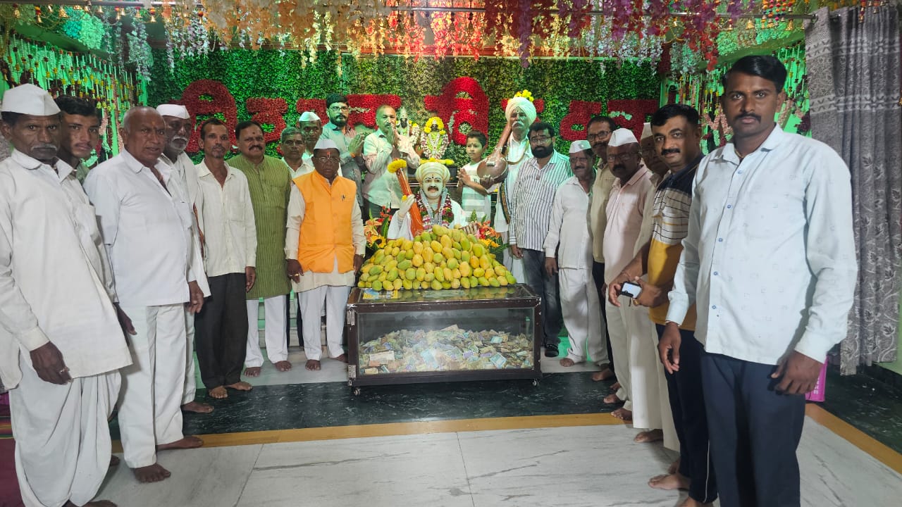 मराठवाडा जनविकास संघाच्या वतीने जगद्गुरू तुकोबारायांच्या चरणी रास भरुन अर्पण केला आंब्यांचा महानैवेद्य..!