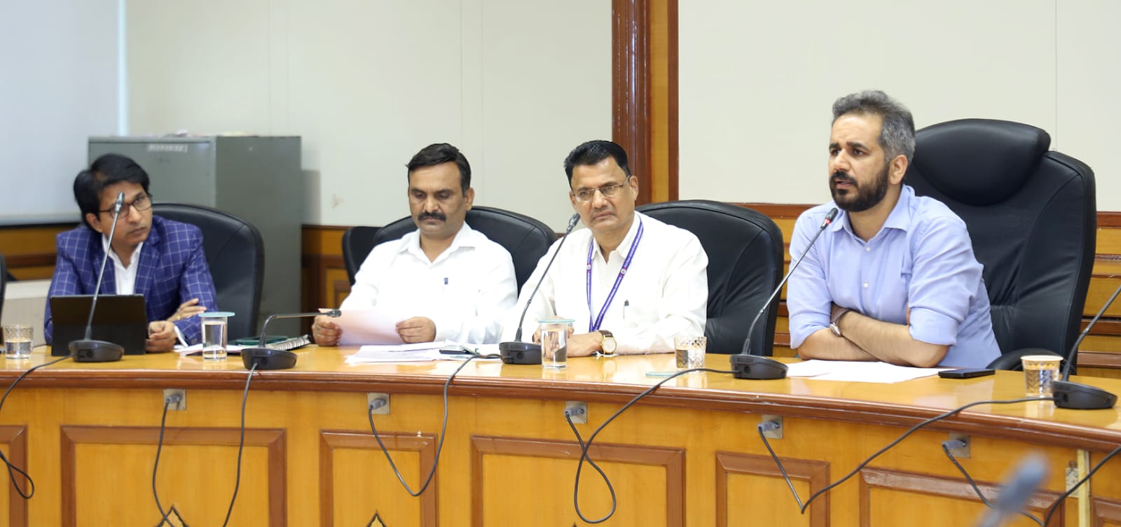 सोमवारपासून शहरातील अनधिकृत होर्डिंग्जवर कारवाई होणार - आयुक्त शेखर सिंह