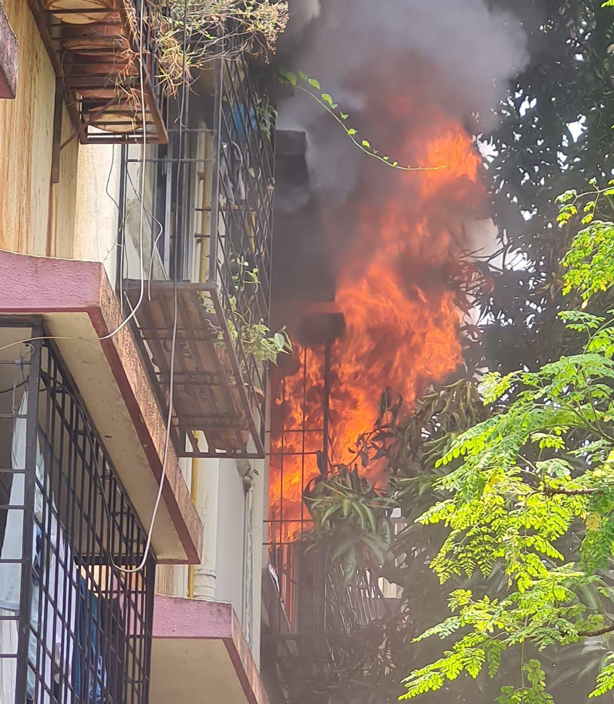 शाहूनगरला एका फ्लॅटमध्ये आग लागून घरगुती साहित्य जळून खाक
