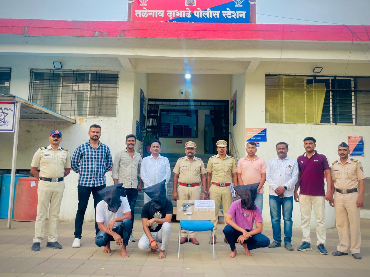 रेकॉर्डवरील तीन गुन्हेगारांना तळेगाव दाभाडे पोलिसांकडून अटक; एक पिस्तूल, चार काडतुसे जप्त