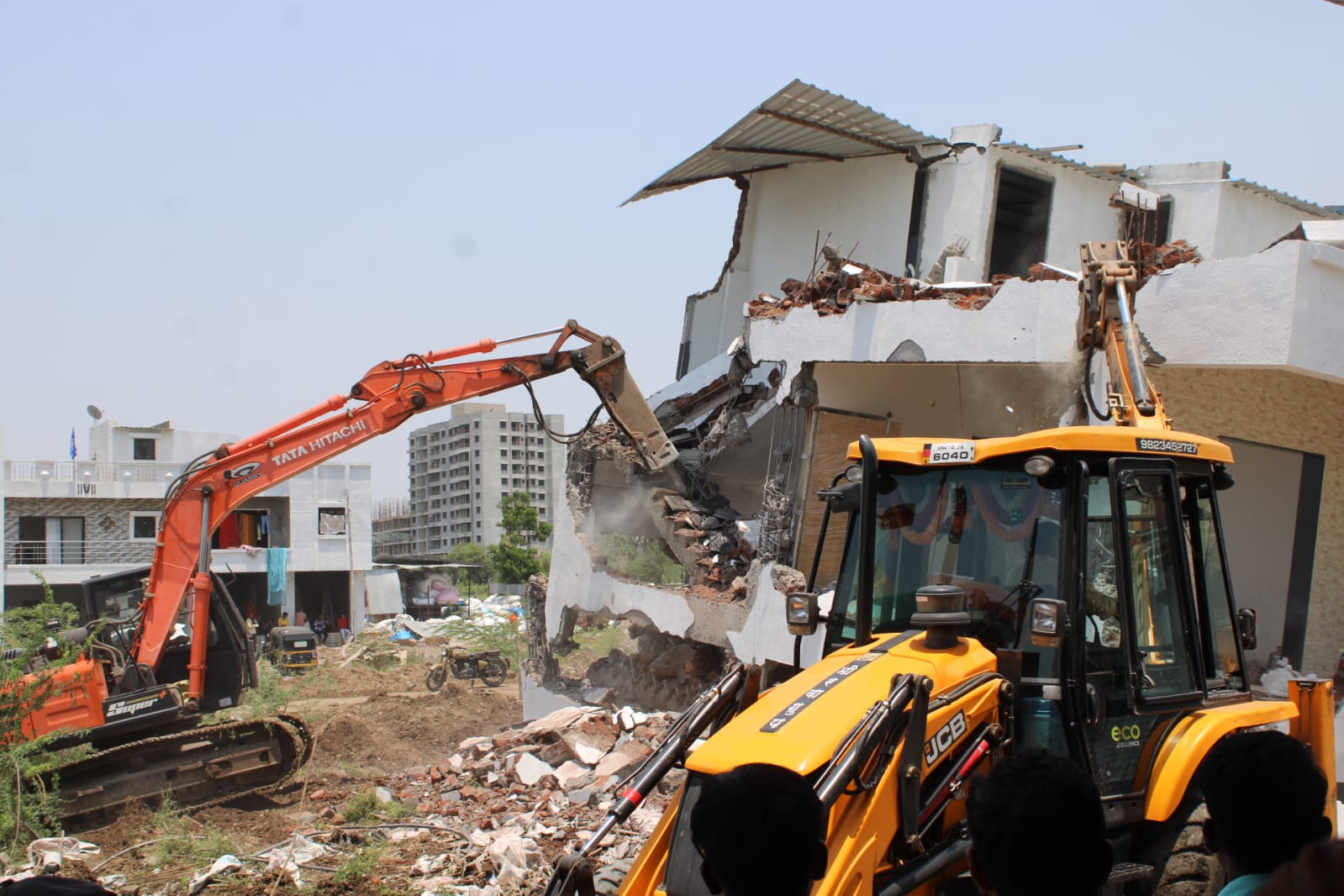बोऱ्हाडेवाडी येथील नदीपात्रात असलेल्या अनधिकृत बांधकामांवर महापालिकेचा 'हातोडा'; तब्बल १८ हजार चौरस फूट बांधकाम जमीनदोस्त