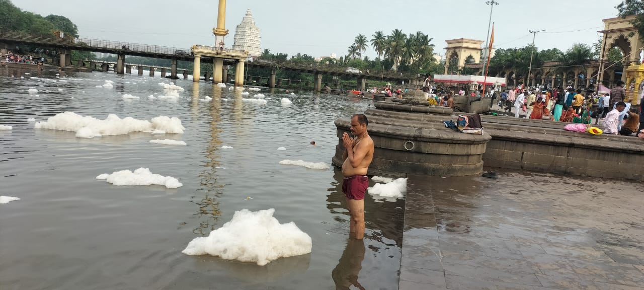 माऊलींचा पालखी प्रस्थान सोहळा काही दिवसांवर.. इंद्रायणी नदी फेसाळलेलीच..!