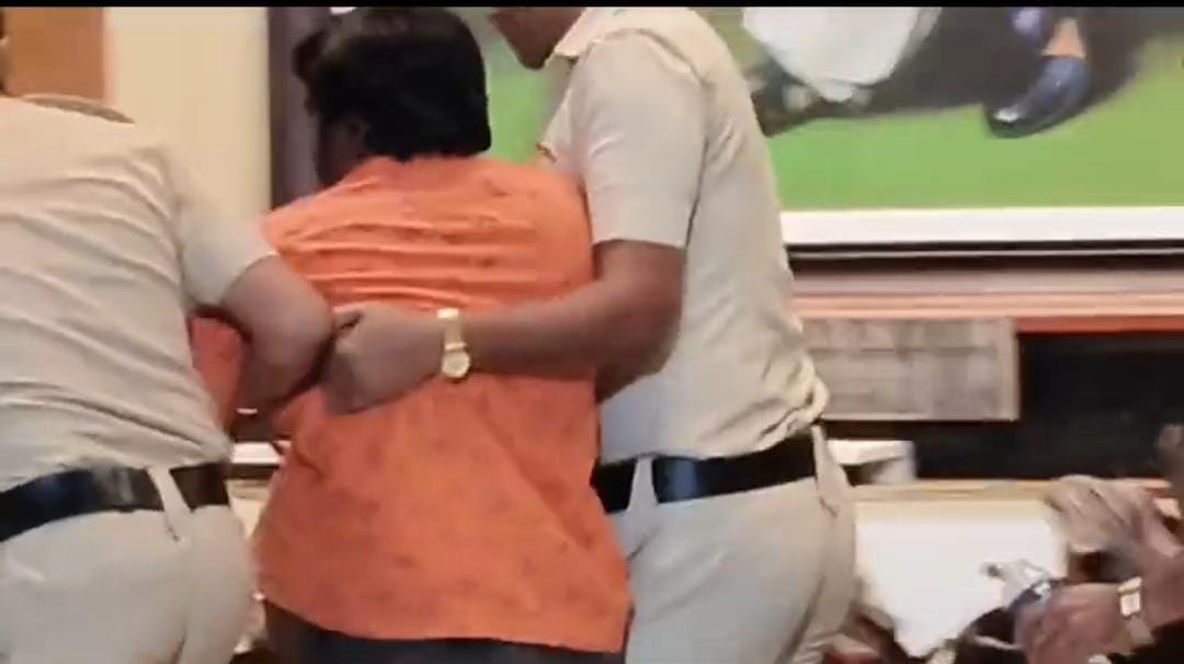 पिंपरी चिंचवड महापालिका आयुक्त शेखर सिंह यांच्या गाडीची काच फोडली..!