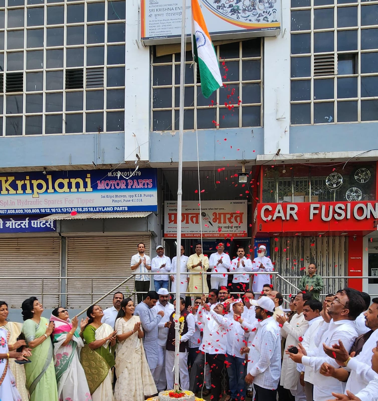 राष्ट्रवादी काँग्रेसच्या कार्यालयात आमदार अण्णा बनसोडे यांच्या हस्ते ध्वजारोहण