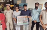काँग्रेसकडून पिंपरी चिंचवड शहरातील खड्ड्यांची फोटो फ्रेम भेट देत आयुक्तांचा निषेध