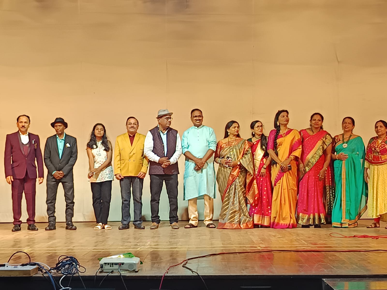 चिंचवड येथे चित्रपटगीतांच्या मैफलीला रसिकांचा उत्स्फूर्त प्रतिसाद