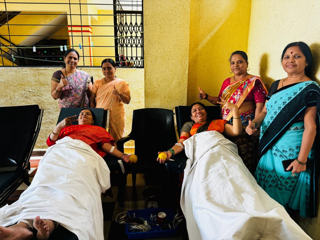 त्रिवेणीनगर येथील श्रीकृष्ण मित्र मंडळाच्या रौप्यमहोत्सवी वर्षानिमित्त भव्य रक्तदान शिबिरास उत्स्फूर्त प्रतिसाद