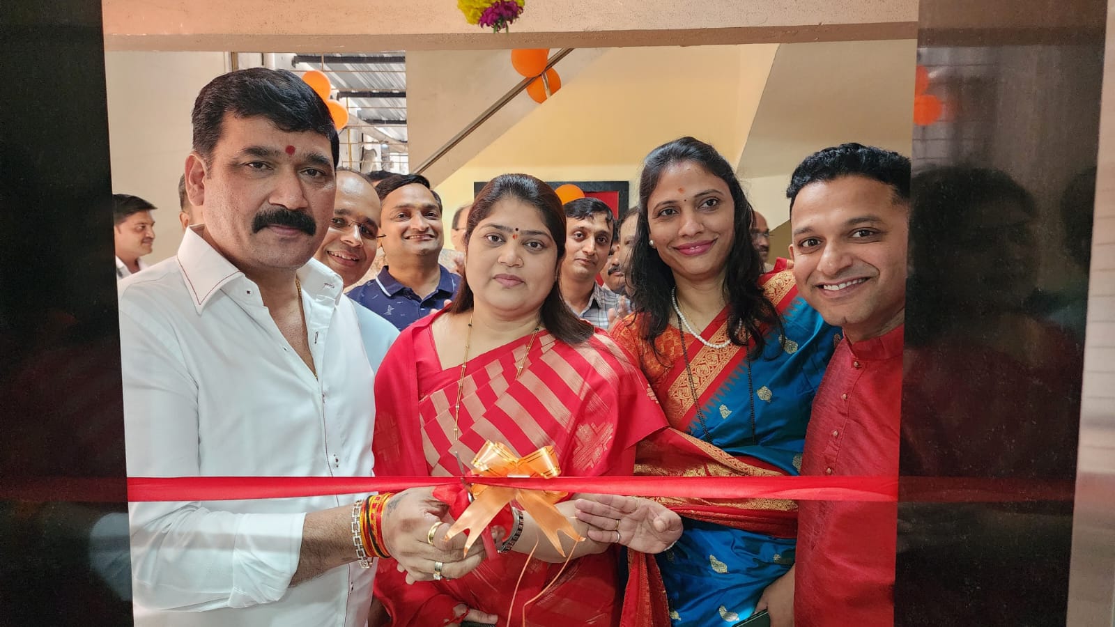 पिंपळे सौदागर येथील रोझ व्हॅली सोसायटीतील स्वयंचलित लिफ्टचे ​​नाना काटे यांच्या हस्ते उद्घाटन