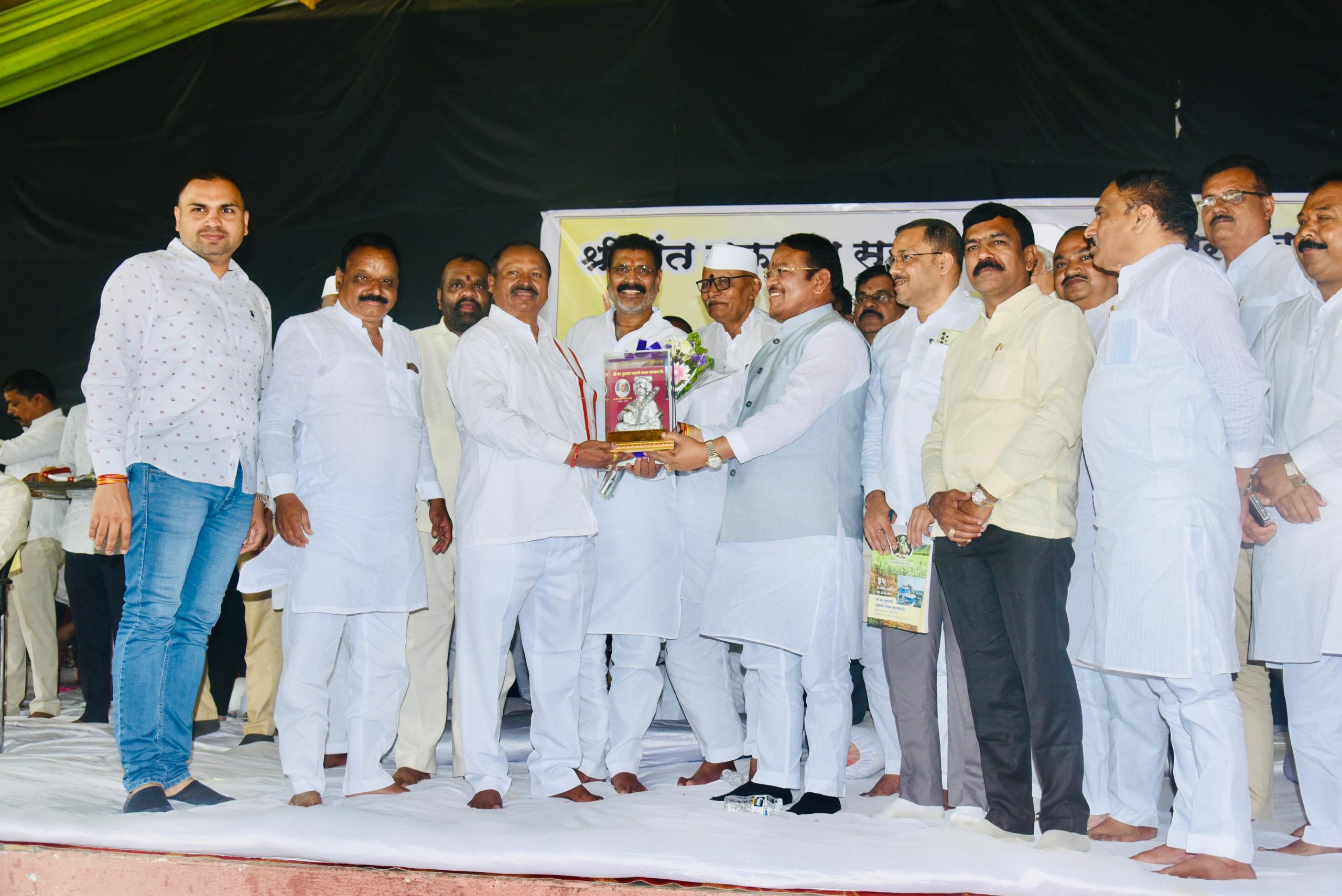 मोहनदादा भुमकर सर्वाधिक ऊस पुरवठादार शेतकरी पुरस्काराने सातव्यांदा सन्मानित