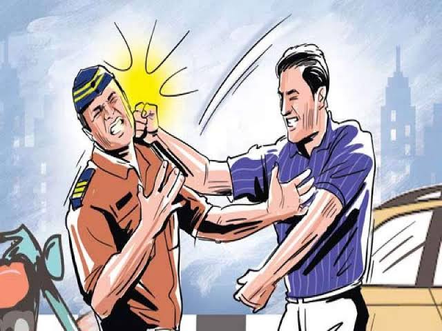 दिघी पोलीस ठाण्यासमोरील अतिक्रमण काढताना पोलिसांनाच मारहाण