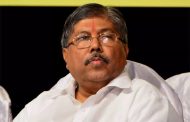 मद्यधुंद मोटार चालकाची चंद्रकांत पाटील यांच्या ताफ्यातील मोटारीला धडक
