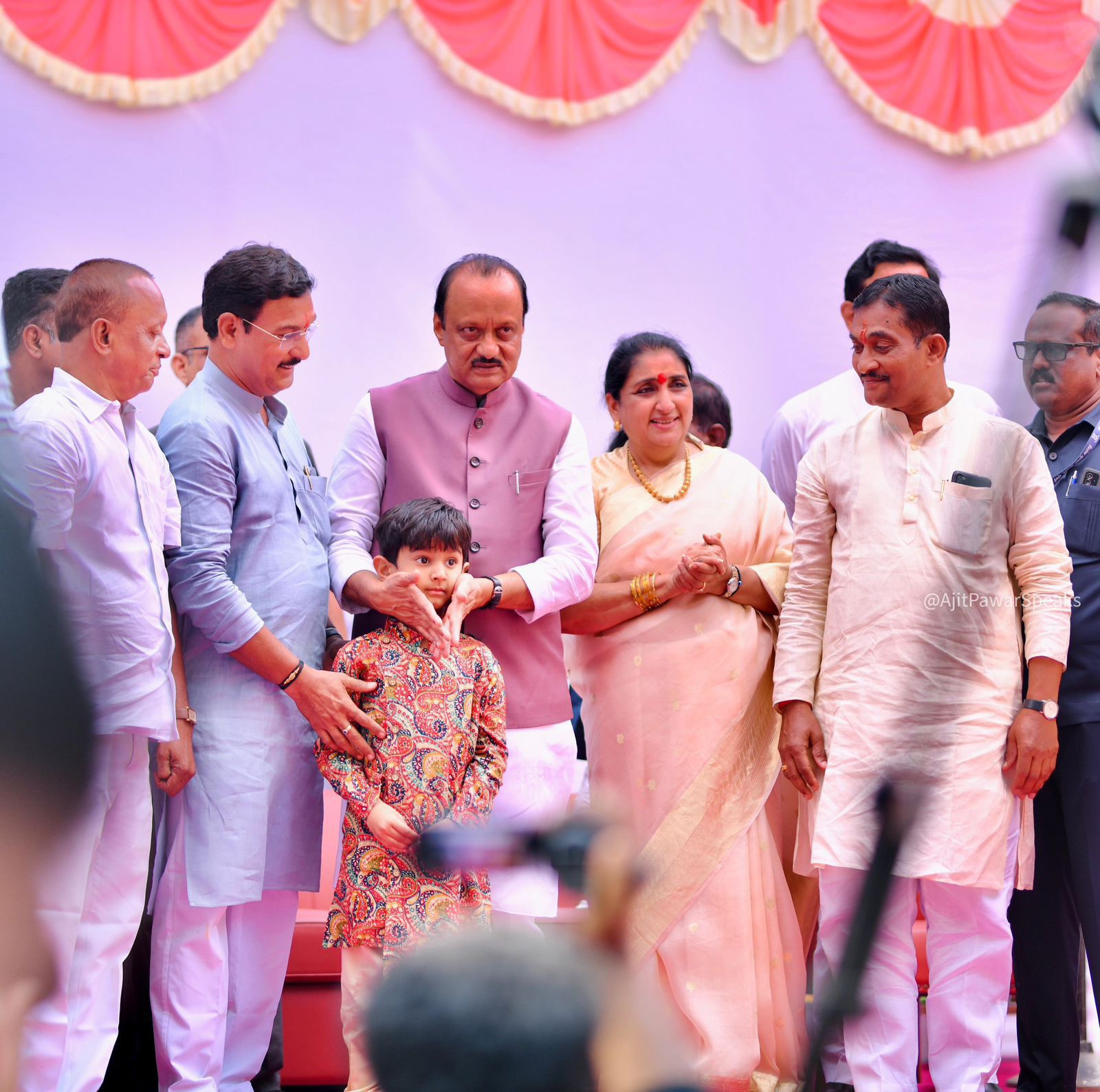 बारामतीतील निवासस्थानी अजितदादांकडून दिवाळी पाडवा साजरा