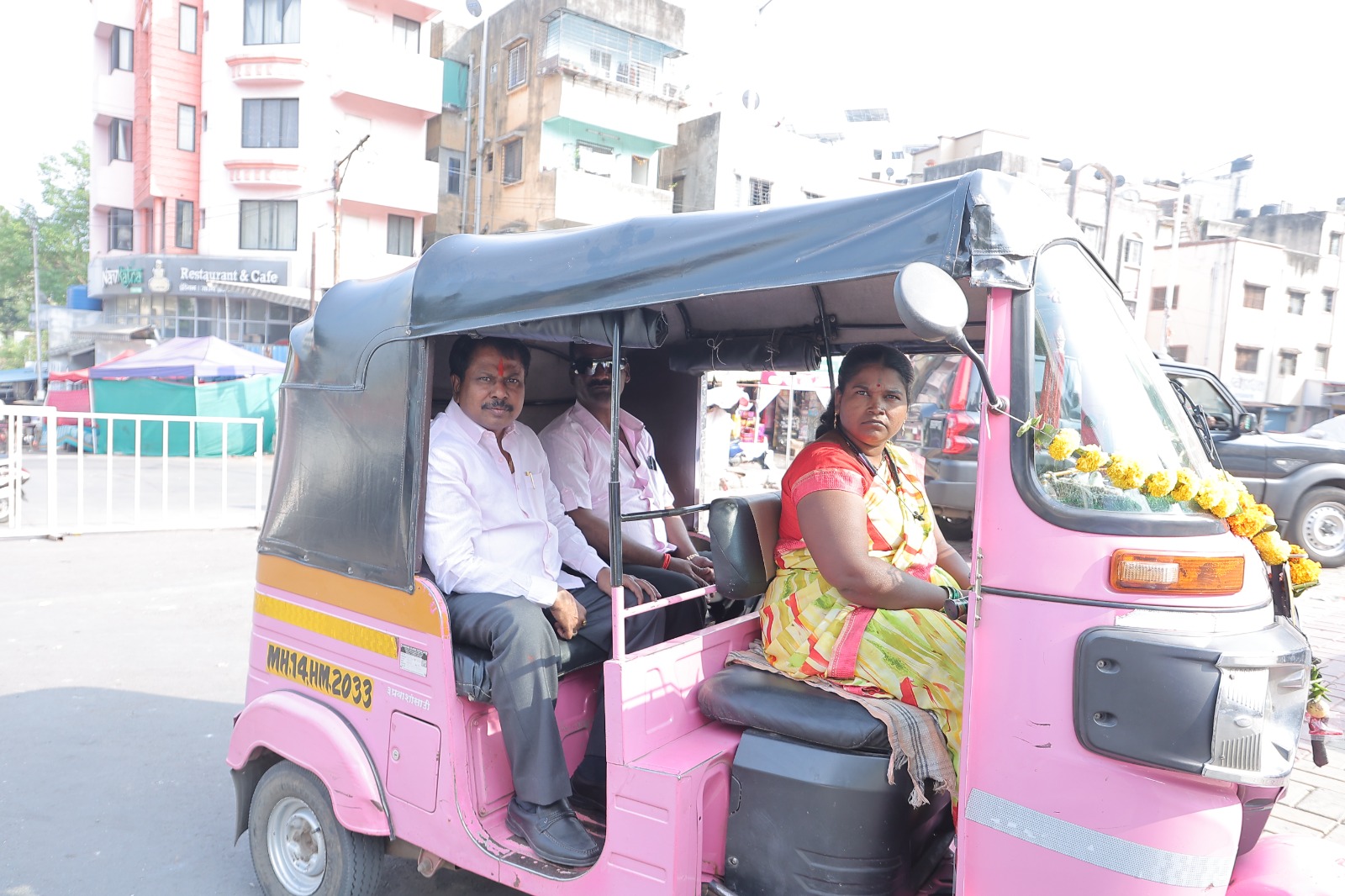 आमदार अण्णा बनसोडे यांनी केला पिंक रिक्षातून प्रवास