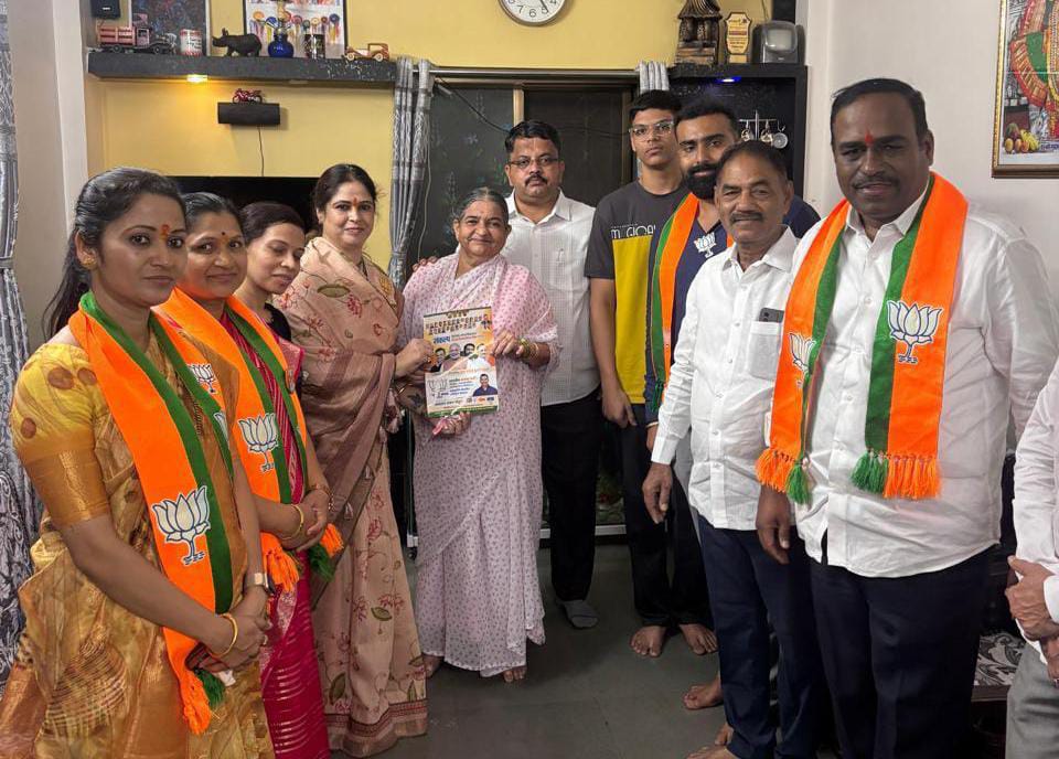 पिंपळे निलख परिसरात आमदार अश्विनी जगताप यांचा 'डोअर टू डोअर' प्रचार; महायुतीचे उमेदवार शंकर जगताप यांच्याच पाठीशी राहणार असल्याचे नागरिकांचे आश्वासन