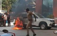 चिंचवड निवडणूक निर्णय अधिकाऱ्याची गाडी दिव्यांग व्यक्तीने पेटवली