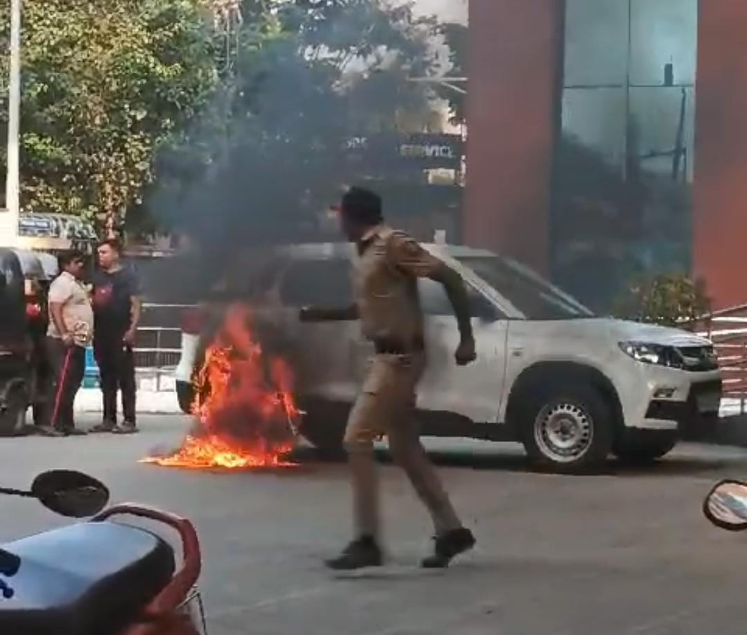 चिंचवड निवडणूक निर्णय अधिकाऱ्याची गाडी दिव्यांग व्यक्तीने पेटवली