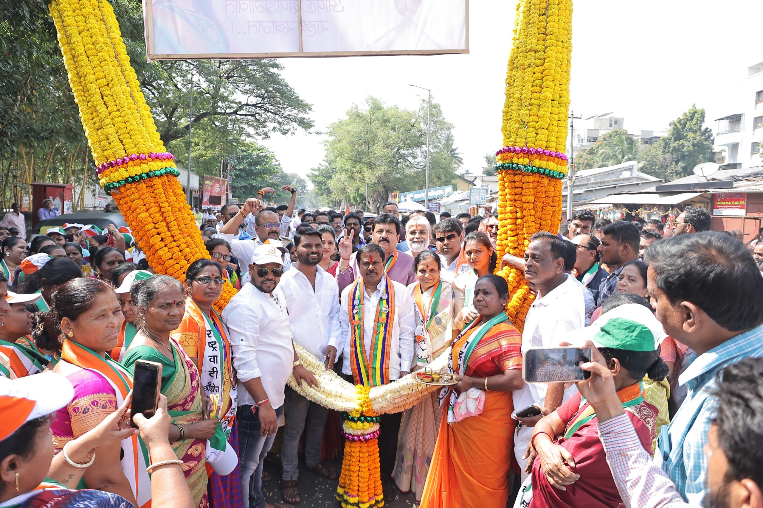 दापोडीमध्ये आमदार अण्णा बनसोडे यांच्या पदयात्रेस उत्स्फुर्त प्रतिसाद; लाडक्या बहिणींची लक्षणीय उपस्थिती