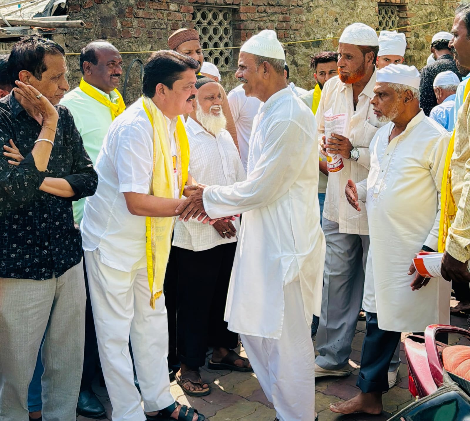 चिंचवडगाव येथे आलमगीर शाही मस्जिदला भाऊसाहेब भोईर यांनी दिली भेट
