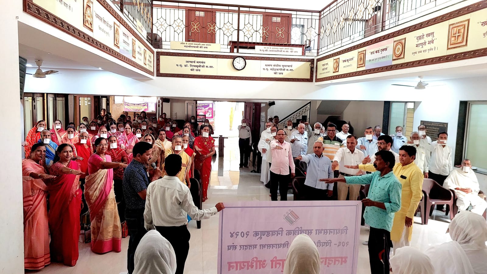 जैन स्थानकात मतदारांनी घेतली मतदानाची शपथ; सामाजिक बांधिलकीतून लाखो मतदारांपर्यंत मतदानाचा संदेश पोहोचविणार
