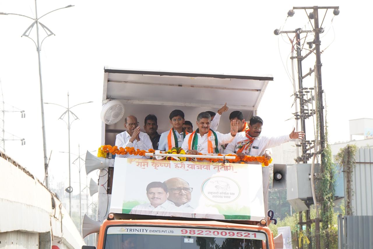 राहुल कलाटेंच्या प्रचारार्थ शरद पवारांच्या रोड शोला तुफान गर्दी