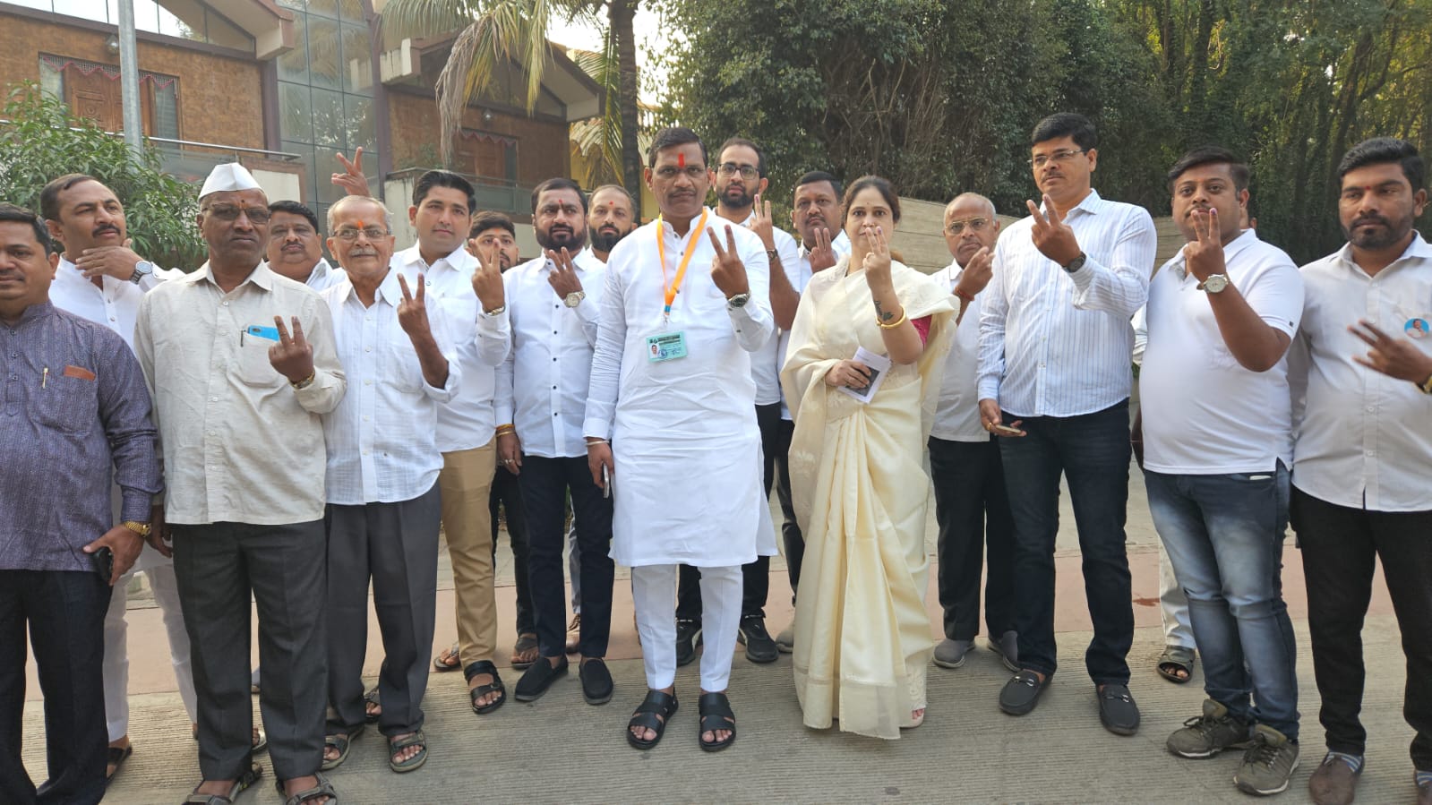 चिंचवडमध्ये महायुतीचे उमेदवार शंकर जगताप यांनी बजावला मतदानाचा हक्क