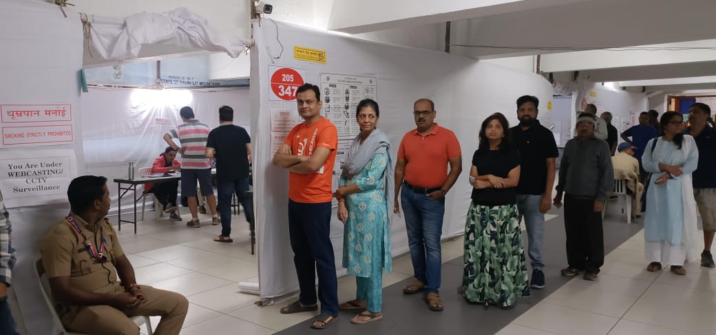 पिंपरी चिंचवडमध्ये मोठ्या उत्साहात मतदानाला सुरुवात