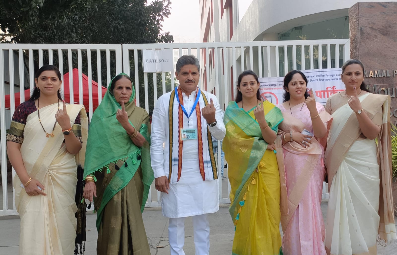महाविकास आघाडीचे उमेदवार राहुल कलाटे यांनी बजावला मतदानाचा हक्क