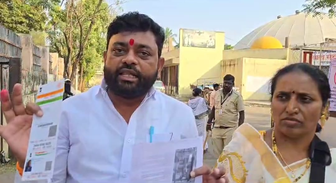आधार कार्ड दाखवूनही मतदानाला परवानगी न दिल्याने बाबा कांबळे मतदानापासून वंचित