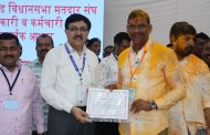 शंकर जगताप यांना निवडणूक निर्णय अधिकारी अनिल पवार यांच्या हस्ते निवडणूक प्रमाणपत्र सुपूर्द