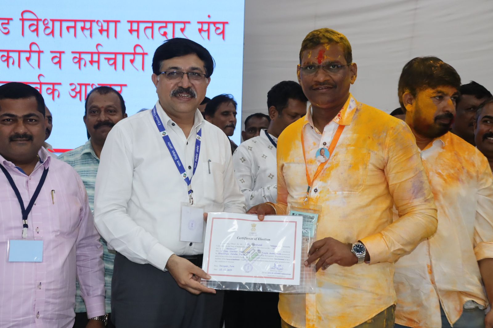 शंकर जगताप यांना निवडणूक निर्णय अधिकारी अनिल पवार यांच्या हस्ते निवडणूक प्रमाणपत्र सुपूर्द