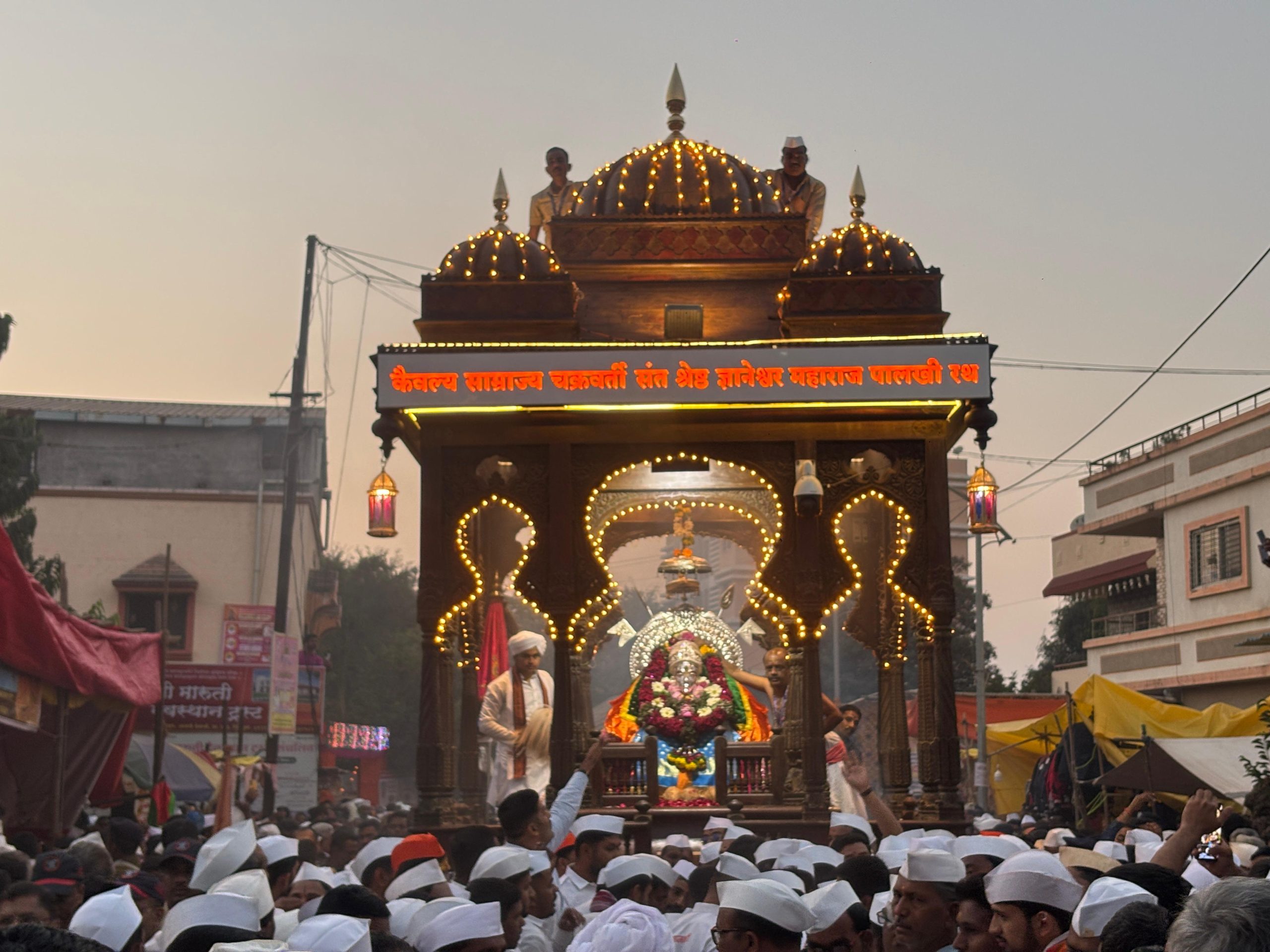 माउलींच्या पालखीची रथातून ग्रामप्रदक्षिणा, अलंकापुरी भक्तीरसात नाहली